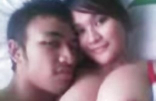 XXX Gà tách vào đám đông và lớn phía trong vành tai