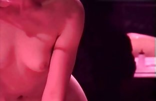 XXX Các chàng trai đã được tìm thấy với hai bồn chồn thê thiếp trong một căn hộ lớn
