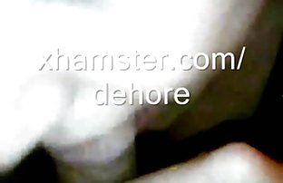 XXX Cô gái dễ thương nhất nắm lấy đồ trong cả hai tay