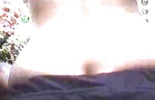 XXX Video khiêu dâm trong su. Người đàn ông gà bị trói vào giường và làm tình.